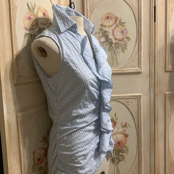 Adorable ruffled fitted sleeveless top - Picture 2 of 10